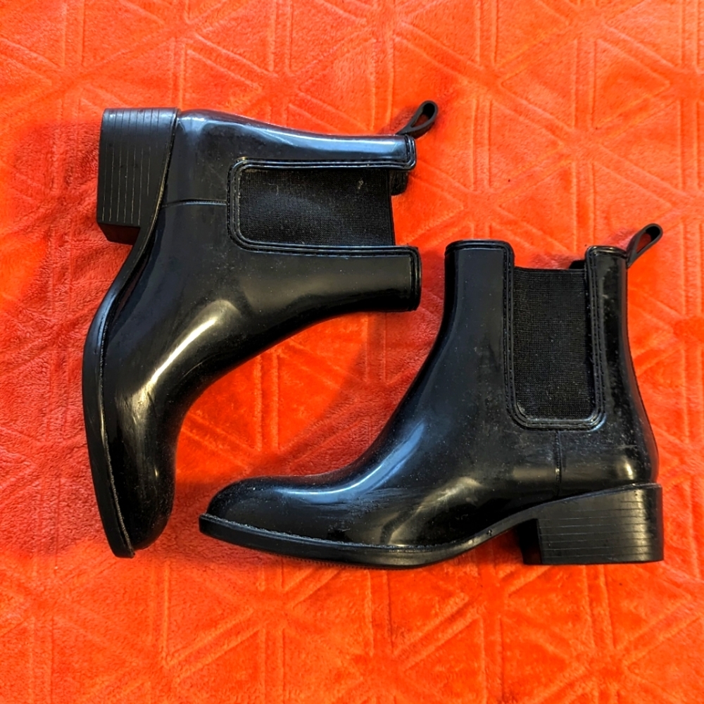 These are women rain boots from century 21
